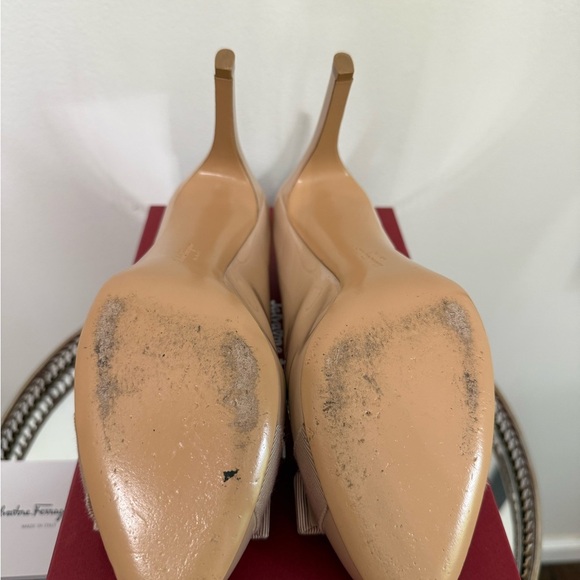 FERRAGAMO VARA BOW PATENT PUMP - Picture 10 of 10